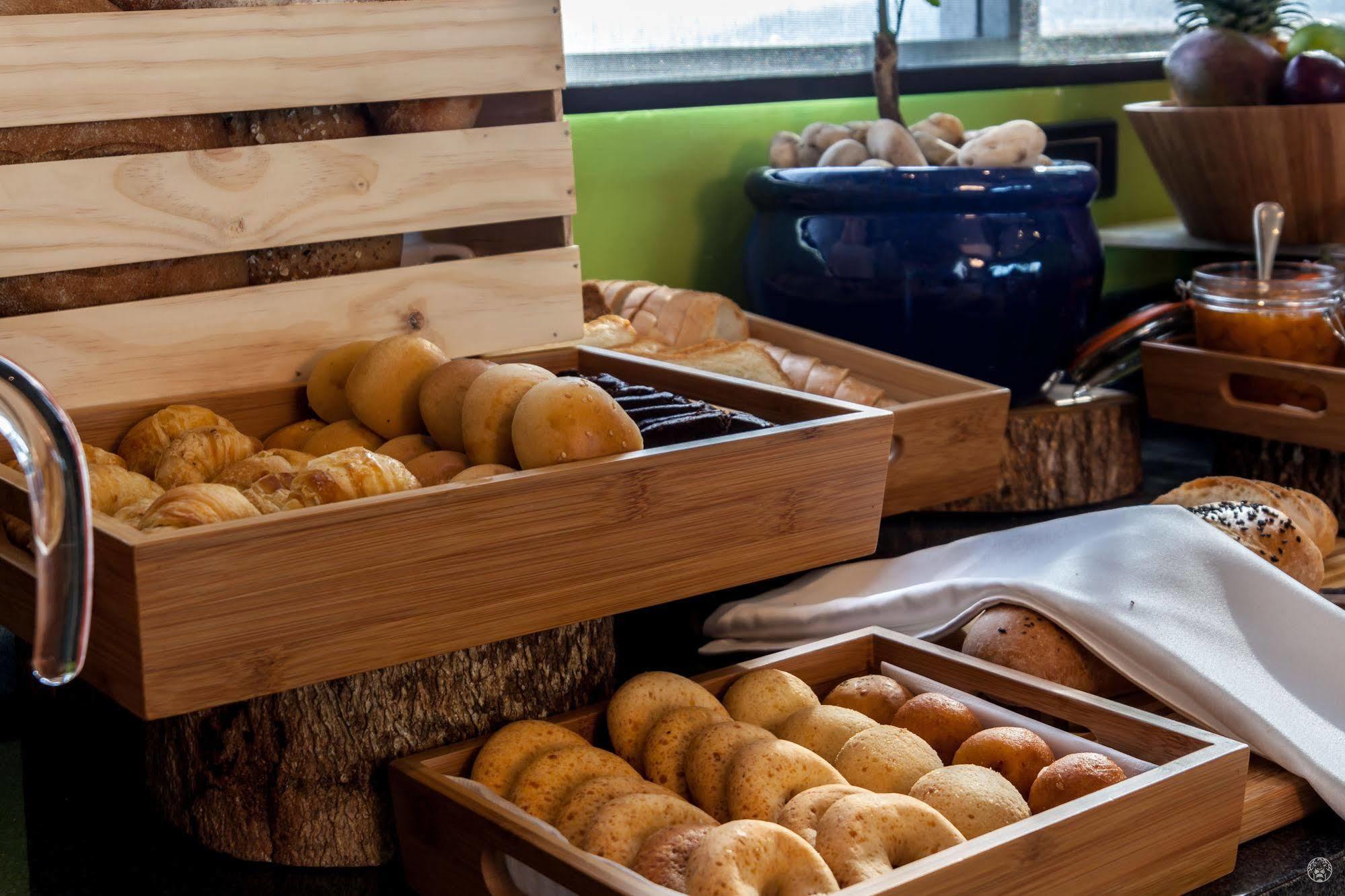 Ghl Collection Barranquilla Hotel ภายนอก รูปภาพ Buns at a buffet