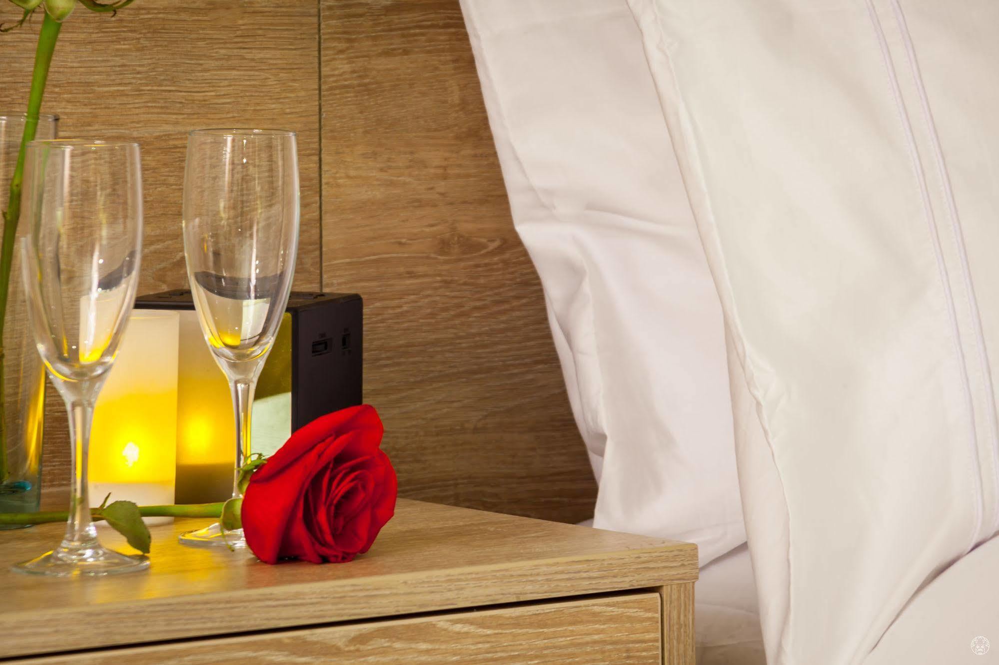 Ghl Collection Barranquilla Hotel ภายนอก รูปภาพ A red rose and champagne