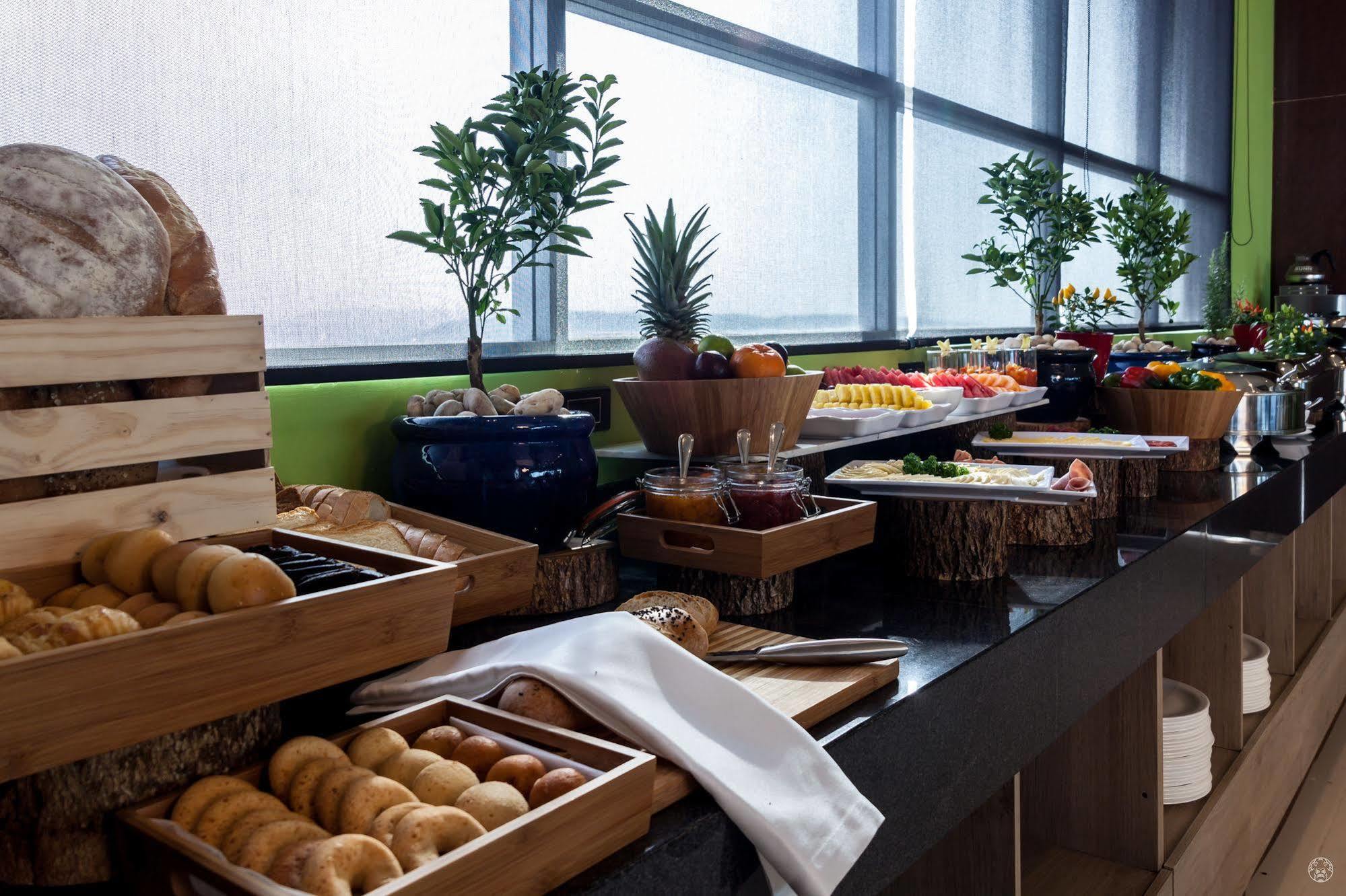 Ghl Collection Barranquilla Hotel ภายนอก รูปภาพ A buffet at a hotel