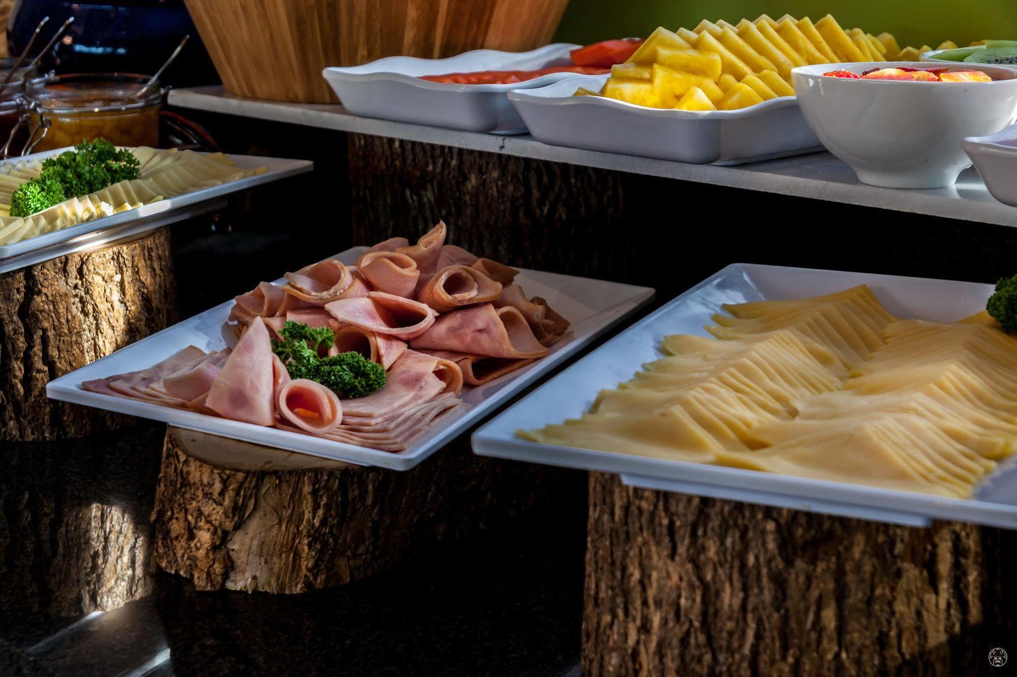 Ghl Collection Barranquilla Hotel ภายนอก รูปภาพ A buffet with ham and cheese