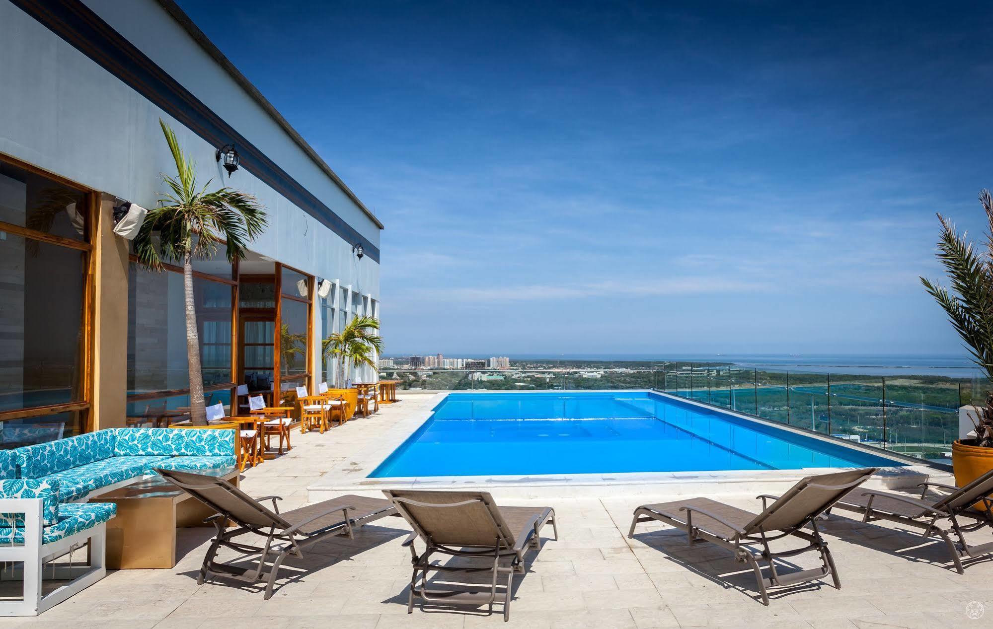 Ghl Collection Barranquilla Hotel ภายนอก รูปภาพ Rooftop pool at the hotel